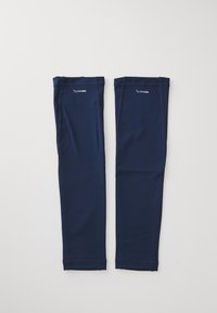 Et par marineblå Adidas Climacool armærmer liggende fladt på en hvid baggrund, som viser logoer nær de øverste kanter.