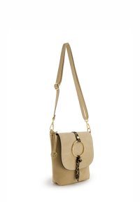 Beige Wildleder Umhängetasche mit einer klappbaren Klappe, goldenen Beschlägen, rundem Ringdetail und einem Leopardenmusterakzent am Träger.