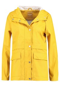 Veste imperméable jaune avec capuche, fermeture à pression sur le devant, deux poches avant et une finition lisse, adaptée aux conditions météorologiques humides.