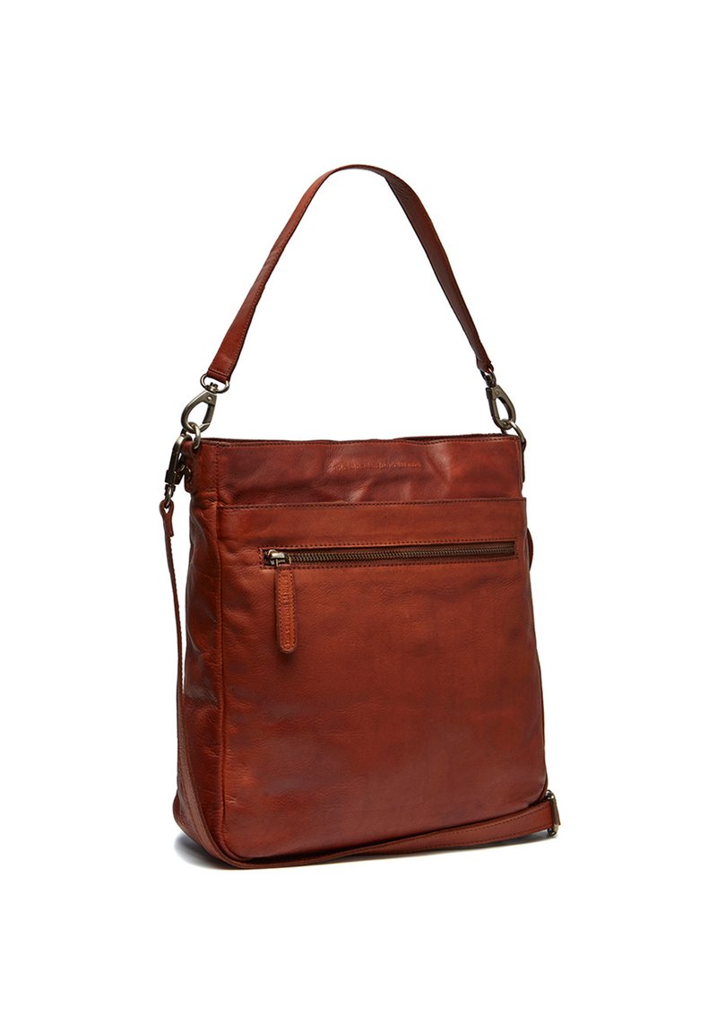 Borsa a spalla in pelle di un profondo colore ruggine, con una tasca frontale con zip e una tracolla regolabile. Texture liscia con design minimalista.