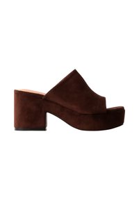 Mule plateforme en daim marron à bout ouvert, avec un talon bloc épais et un design à enfiler, vue de profil sur fond blanc.