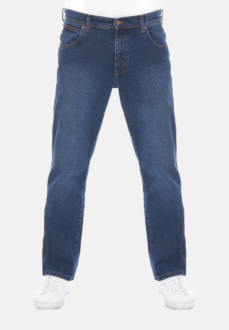 Los pantalones vaqueros de mezclilla azul presentan un corte recto, cinco bolsillos y costuras de cobre. La tela tiene una textura suave con un desvanecimiento mínimo.