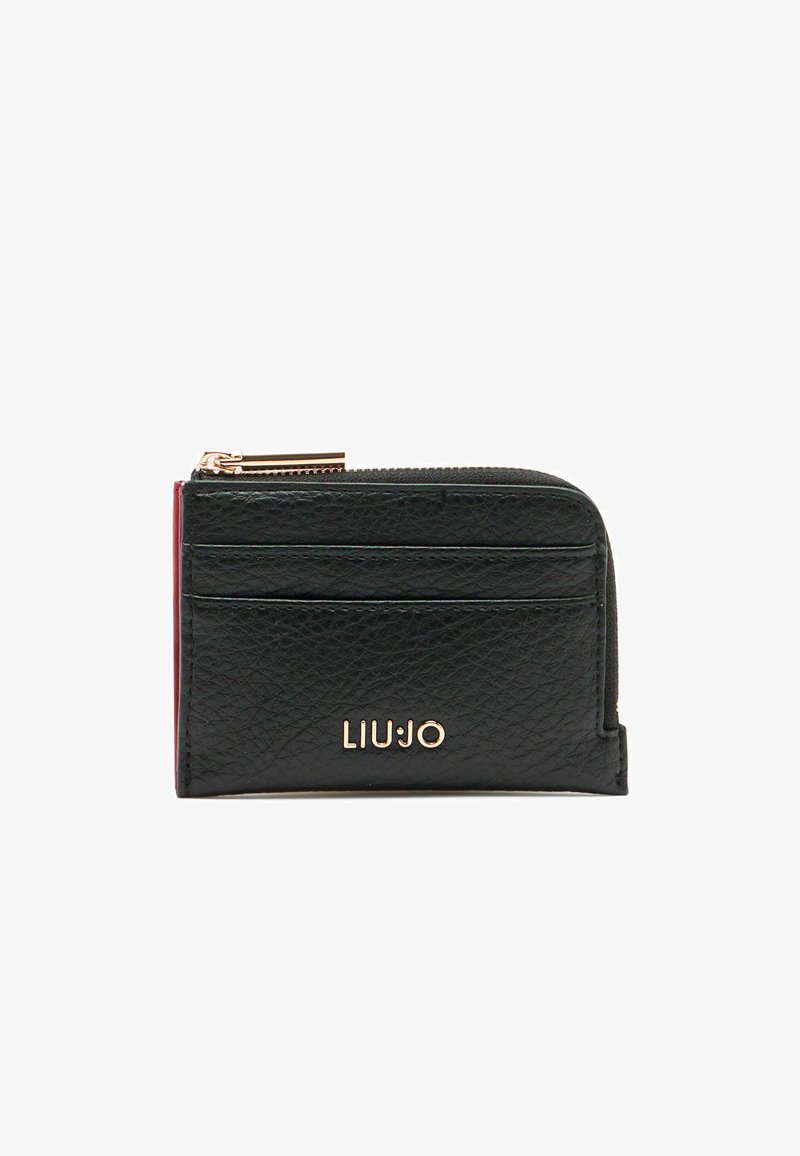 Billetera de cuero negro con acabado texturizado, múltiples ranuras para tarjetas, un bolsillo con cremallera y un logo dorado. Diseño compacto con acentos rojos contrastantes.