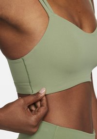 Nike Performance ALATE TRACE BRA - Sutiã desportivo de suporte ligeiro - oil green/sail