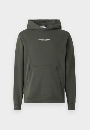 Dunkelgrüner Fleece-Hoodie mit einer vorderen Tasche, auf der weißen Text steht "WEEKEND OFFENDER ADMIT NOTHING" auf der Brust. Reguläre Passform.