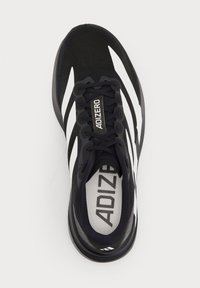 Scarpa da corsa ADIZERO bianca e nera con lacci, vista dall'alto su sfondo bianco.