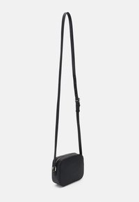 Borsa a tracolla nera in pelle con forma rettangolare, chiusura a zip, tracolla regolabile e superficie testurizzata. Design minimalista con dettagli in hardware dorato.