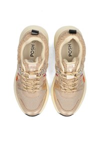 Beige Sportchuhe mit Mesh-Einsätzen, strukturiertem Pelzkragen, bunten Akzenten und geflochtenen Schnürsenkeln. Mit gepolstertem Zungenbereich und Gummisohle.