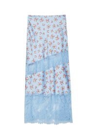 Blauer Stoffrock mit Blumenmuster, der am Saum mit einer Spitzenborte verziert ist, und kleinen rosa Blumen sowie grünen Blättern, die über die Oberfläche gedruckt sind.
