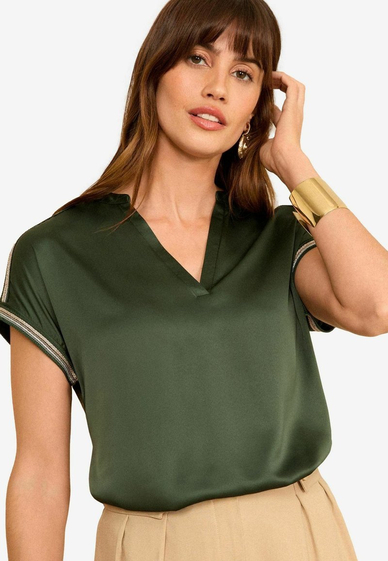 Love & Roses FRONT EMBELLISHED V NECK REGULAR FIT - Apdrukāts T-krekls - green