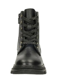 Zwarte leren enkellaars met een gestructureerde afwerking, vetersluiting, goudkleurige oogjes en een robuuste zool. Voorzien van een zijrits voor gemakkelijk aan- en uittrekken.