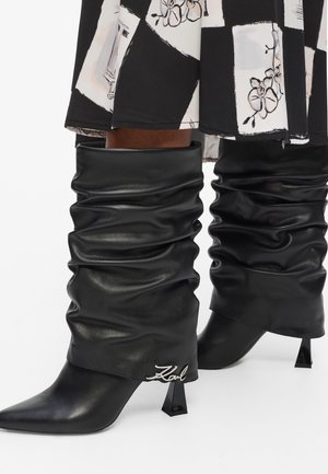 KARL LAGERFELD, DEBUTANTE MIDI SLOUCH BOOT - Kauboi-/mootorrattasaapad - black textured lthr
