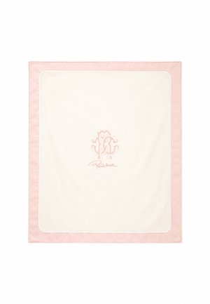 Vierkant wit doek met roze rand, met in het midden een roze geborduurd monogram en handtekening op een effen achtergrond.