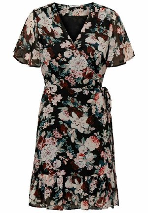 Zwarte wikkeljurk met roze, witte en bordeauxrode bloemenprint, korte vlindermouwen, tailleband en gerimpelde zoom.