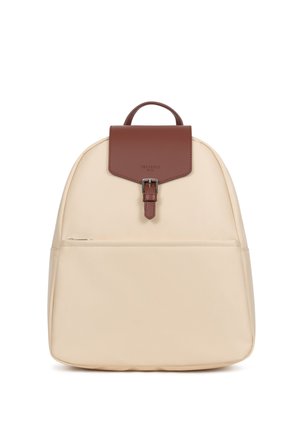 Kremowy plecak z klapą zapinaną na brązową skórzaną klamrę, przednią kieszenią na zamek i górnym uchwytem, przedstawiony na białym tle.