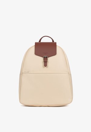 Kremowy plecak z klapą zapinaną na brązową skórzaną klamrę, przednią kieszenią na zamek i górnym uchwytem, przedstawiony na białym tle.