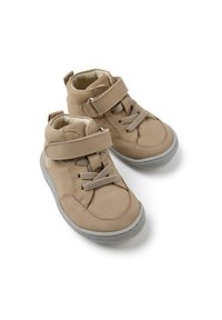 Scarpe alte in pelle color cuoio con cinturino in Velcro e lacci, suola in gomma e interno imbottito per il comfort.