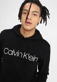 Calvin Klein LOGO HOODIE - Sweatshirt - perfect black