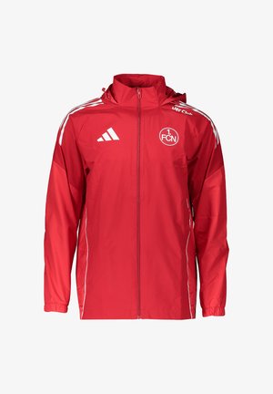 Rød sportjakke med fuld lynlås med Adidas-logo, 1. FCN klubemblem, hvide striber på skuldrene og elastiske manchetter.