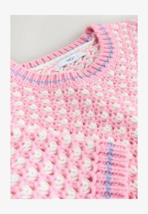 Rosa stickad tröja med vita och blå detaljer, utrustad med ett texturerat mönster och rund halsringning. Taggen säger "NEXT."