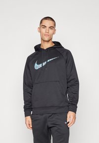 Juodas megztinis su gobtuvu, pagamintas iš minkštos medžiagos, su kengūros kišene, raišteliais ir dideliu turkio spalvos Nike logotipu krūtinėje.