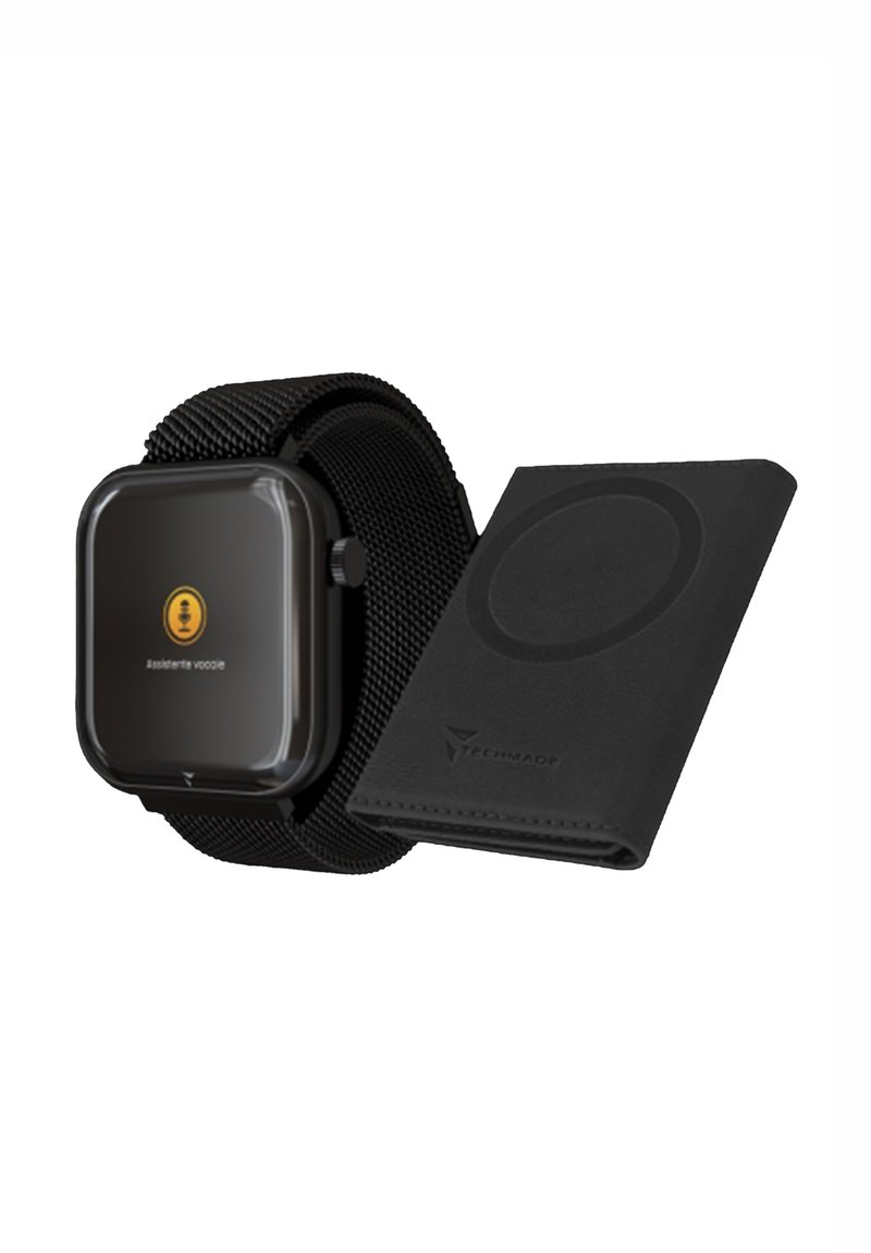 Schwarze Smartwatch mit quadratischem Zifferblatt und einem Mesh-Armband, neben einer schwarzen Lederbrieftasche mit einer runden magnetischen Ladestation.