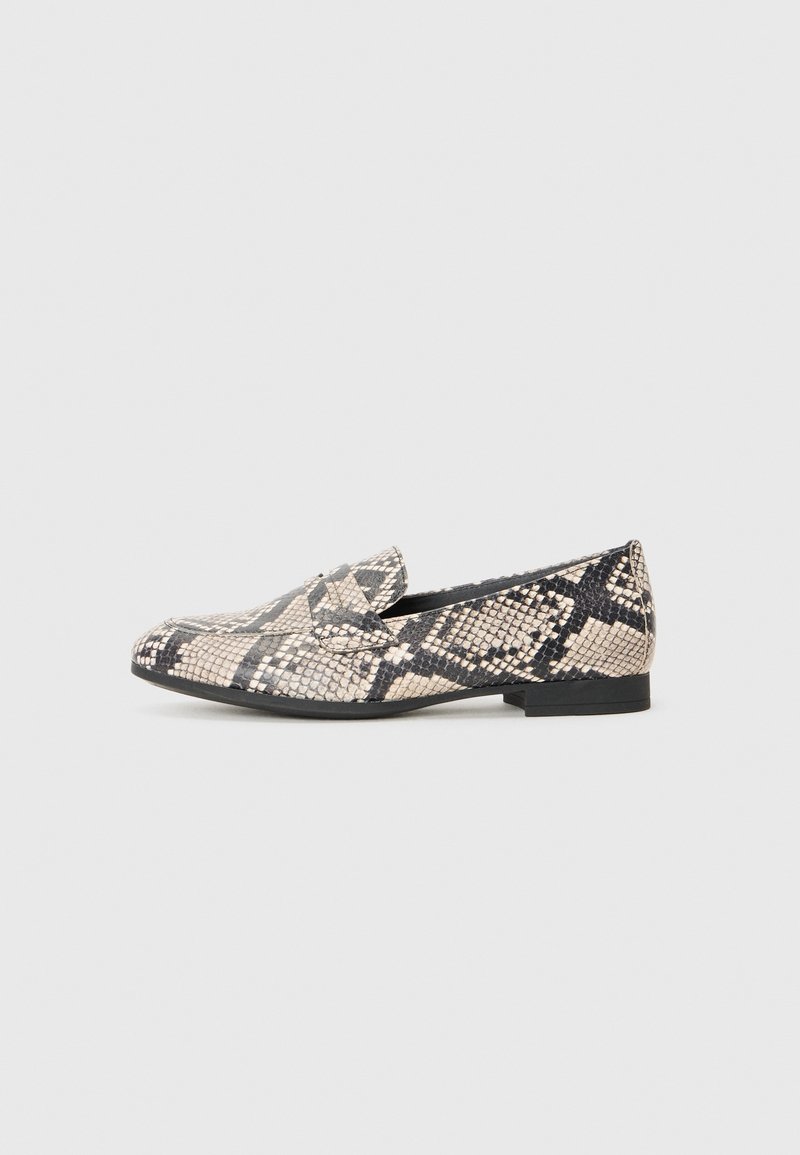 Chaussure loafer plate avec motif en peau de serpent beige et noire et semelle noire, montrée de profil gauche sur fond uni.