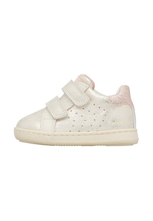 Sneaker bianco per bambini con tacco glitterato rosa chiaro, lati perforati, due cinturini in velcro e suola in gomma spessa.