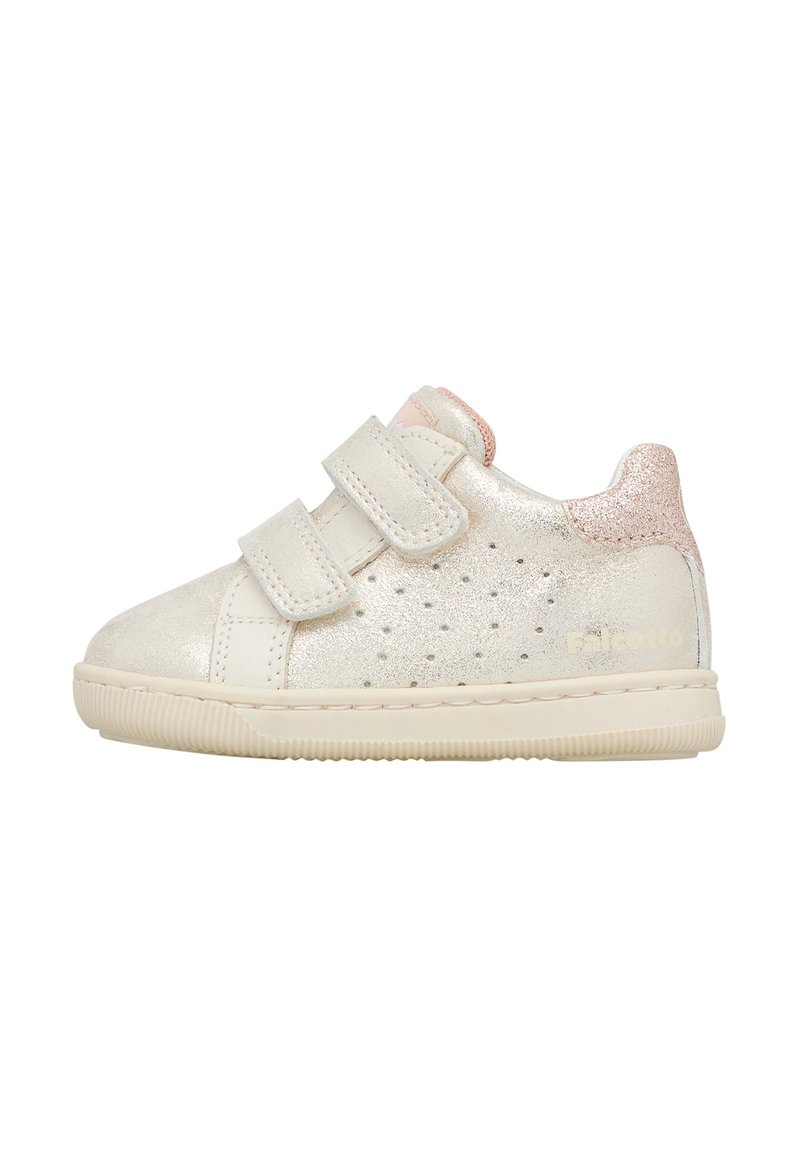 Sneaker bianco per bambini con tacco glitterato rosa chiaro, lati perforati, due cinturini in velcro e suola in gomma spessa.
