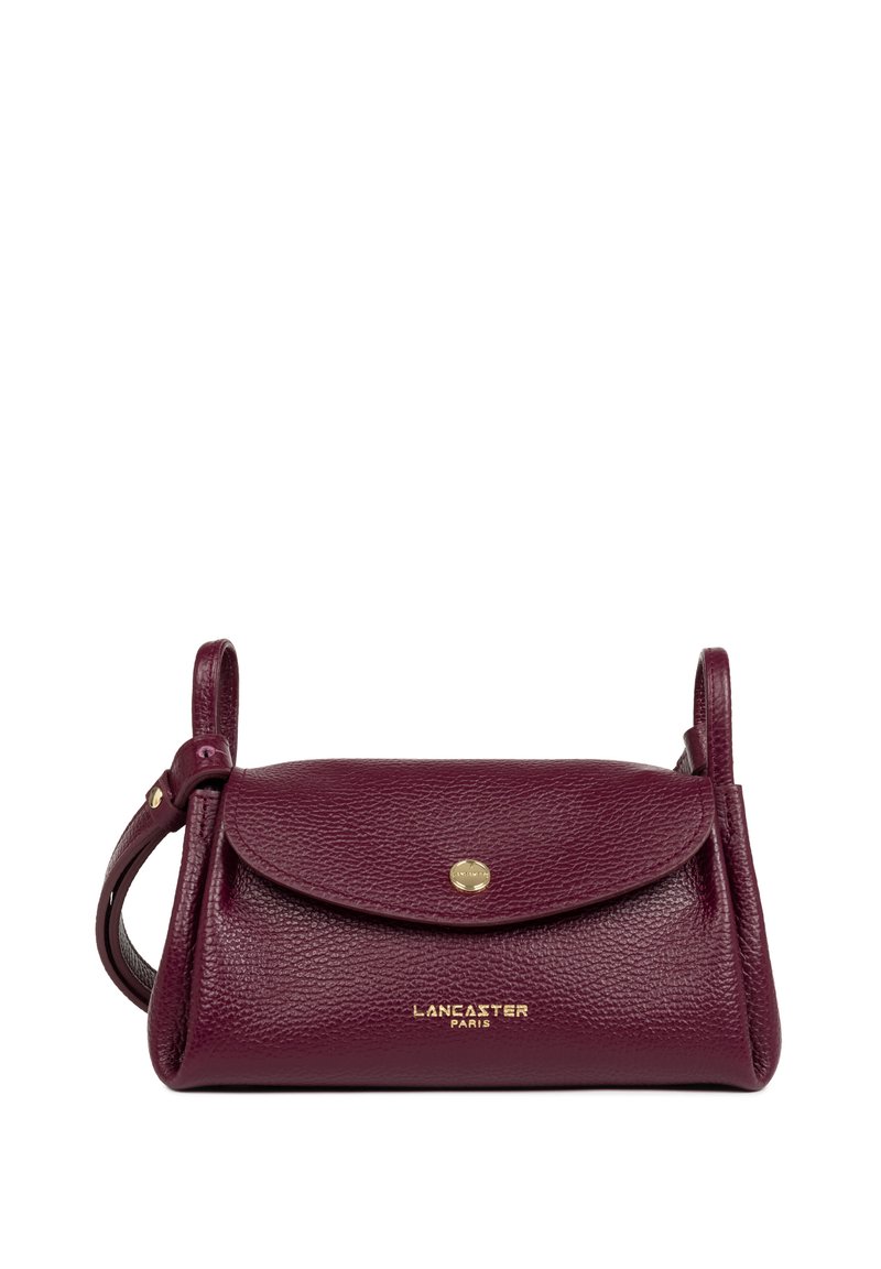 Sac à main en cuir bordeaux avec une forme arrondie, une finition texturée, un rabat replié et des garnitures dorées portant le logo de la marque.