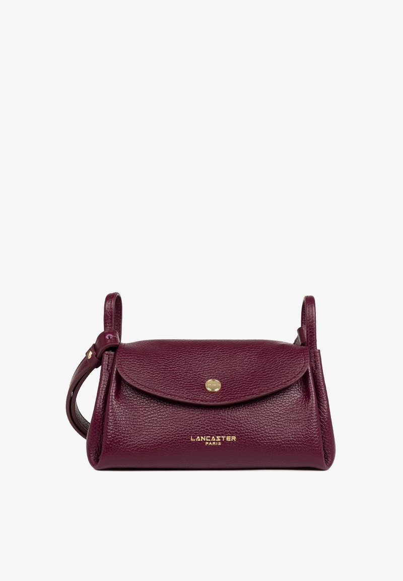 Borsa in pelle bordeaux con forma arrotondata, finitura texture, patta pieghevole e hardware dorato con logo del marchio.