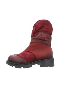 Roter Leder- und Wildleder-Stiefelette mit abgerundetem Zehenbereich, strukturierter Oberfläche und klobigem schwarzem Absatz. Verfügt über ein geschichtetes Design und weiche Stoffakzente.