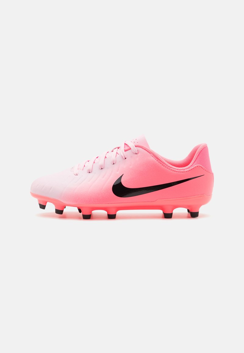 Nike-jalkapallokengät, joissa on pinkki ja vaaleanpunainen liukuväri, musta swoosh, teksturoitu päällinen ja kuusi mustaa nappulaa pohjassa.