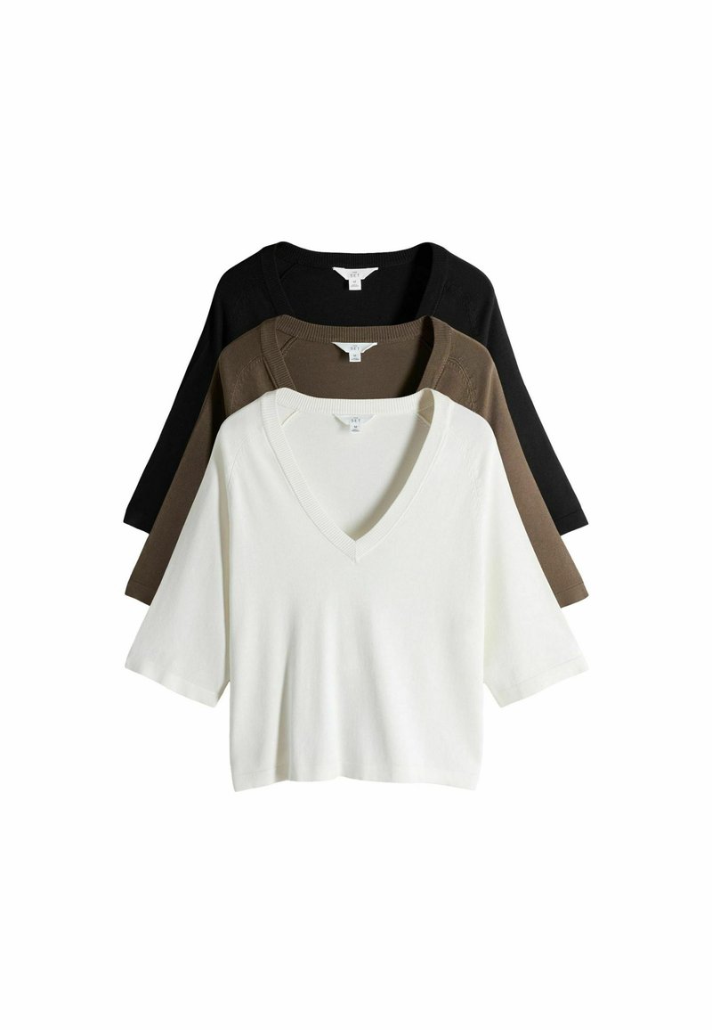 Set aus drei kurzärmeligen Strickoberteilen mit V-Ausschnitt in Weiß, Braun und Schwarz, auf einem weißen Hintergrund übereinander angeordnet.