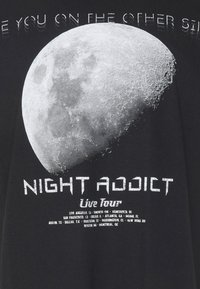 Schwarzes Baumwoll-T-Shirt mit einem großen, detaillierten Mondgrafik und Text. Der Stil beinhaltet "NIGHT ADDICT" in fetter, weißer Schrift über den Tourstandorten.