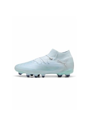 Încălțăminte de fotbal albă cu un capac superior texturat, guler de tip dinamic și talpă cu știfturi negre. Prezintă un branding subtil în argintiu pe partea laterală.