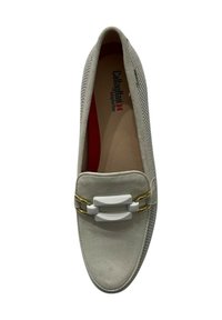 Scarpa slip-on grigia chiara con tomaia in suede, dettaglio hardware bianco e oro, e lati perforati. Fodera interna rossa per un contrasto accentuato.