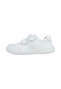 Zapatillas blancas con dos cintas de velcro, parte superior de cuero suave, suela de goma y detalles de logotipo sutiles. Forma estándar de zapato atlético.