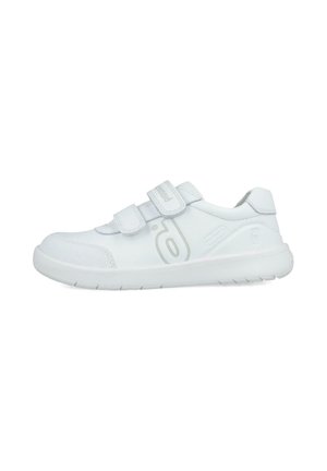 Zapatillas blancas con dos cintas de velcro, parte superior de cuero suave, suela de goma y detalles de logotipo sutiles. Forma estándar de zapato atlético.