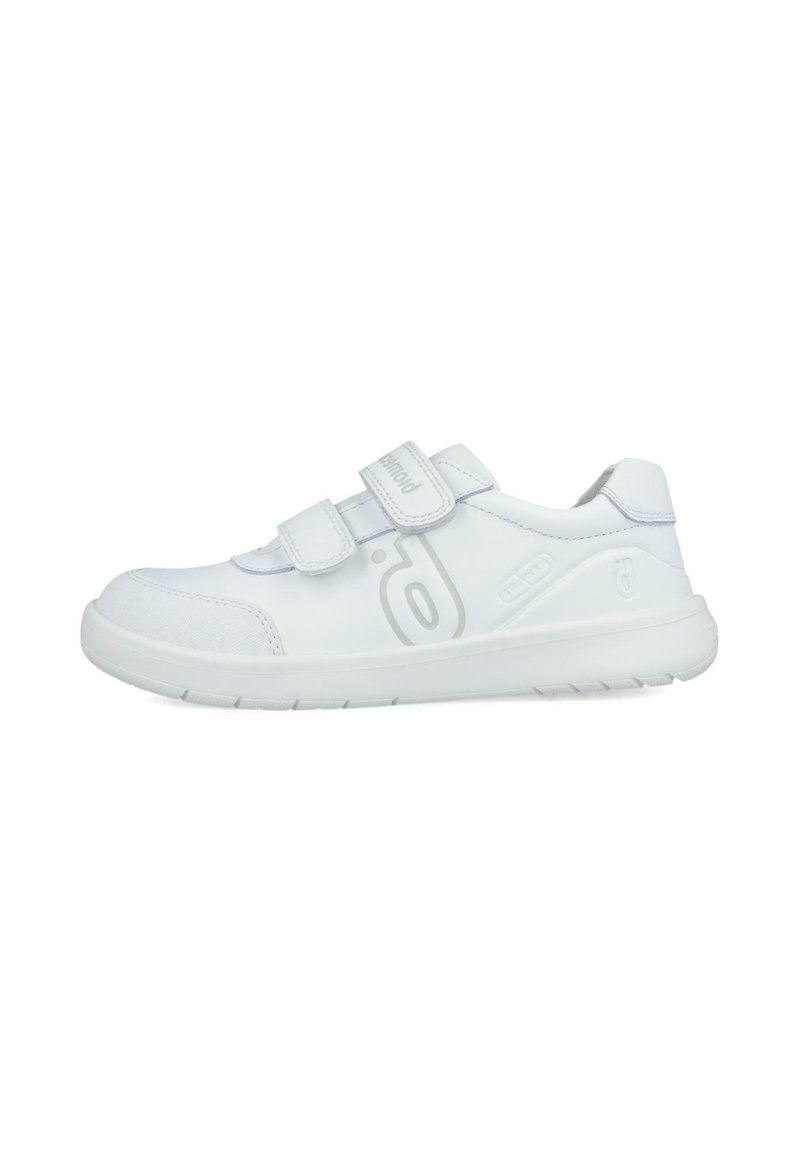 Zapatillas blancas con dos cintas de velcro, parte superior de cuero suave, suela de goma y detalles de logotipo sutiles. Forma estándar de zapato atlético.