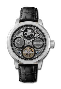 Silberne Edelstahl-Uhr mit einem schwarzen, krokodilgenarbten Lederriemen. Das transparente Zifferblatt zeigt komplexe Mechanismen und Funktionen für die doppelte Zeitanzeige.