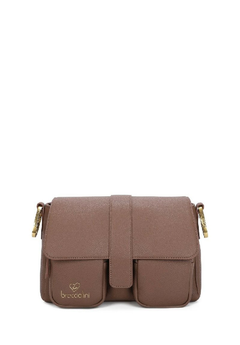 Borsa in pelle marrone con texture, chiusura a pattina, dettagli dorati e due tasche frontali. Logo Braccialini stampato sul davanti. Forma rettangolare.