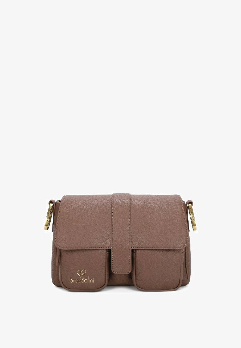 Borsa in pelle marrone con texture, chiusura a pattina, dettagli dorati e due tasche frontali. Logo Braccialini stampato sul davanti. Forma rettangolare.