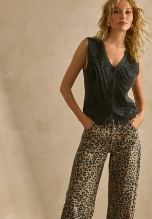 Next REGULAR FIT czarny