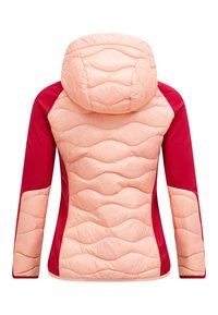 Chaqueta acolchada con capucha rosa y cuerpo acolchado con textura ondulada; mangas y paneles laterales rojos, cierre frontal con cremallera y tejido suave.
