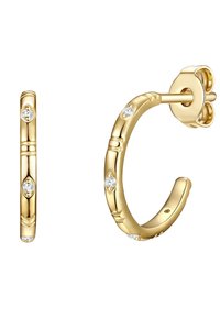 Zelta auskari ar bambusa dizainu, kas rotāti ar trim mazām, apaļām caurspīdīgām dārgakmeņiem. Gluda tekstūra ar pulētu apdari.