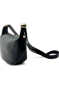 Zwarte leren handtas met een afgeronde vorm, gouden hardware-accenten en een afneembare schouderband. Bevat een kleine Italiaanse vlagcharme aan de zijkant.