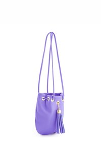 Lila Bucket-Bag aus Kunstleder mit zwei langen Trägern, goldenen Beschlägen und einem dekorativen Quast. Strukturierte Oberfläche mit Ösen-Details.