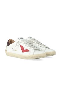 Sneakers bianchi a basso profilo con dettagli a zigzag rossi, suole beige, accentuazioni del tallone marroni e lacci bianchi, mostrati affiancati su sfondo bianco.