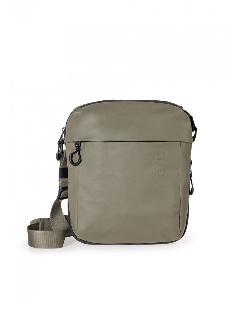 Olijfgroene crossbody tas met een gladde, matte textuur, voorzien van een metalen ritssluiting aan de bovenkant en een voorkantvak, verstelbare schouderriem en minimale branding.